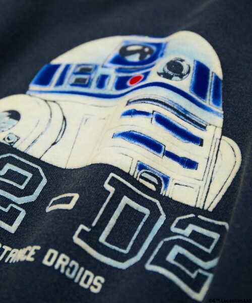 FREAK'S STORE(フリークスストア)の「STARWARS/スターウォーズ ヴィンテージライク R2-D2 クルーネックスウェット/フロッキープリント/リラックスフィット(スウェット・メンズ・チャコールグレー/ネイビー/ブラック・MEDIUM/LARGE)」の21枚目の写真