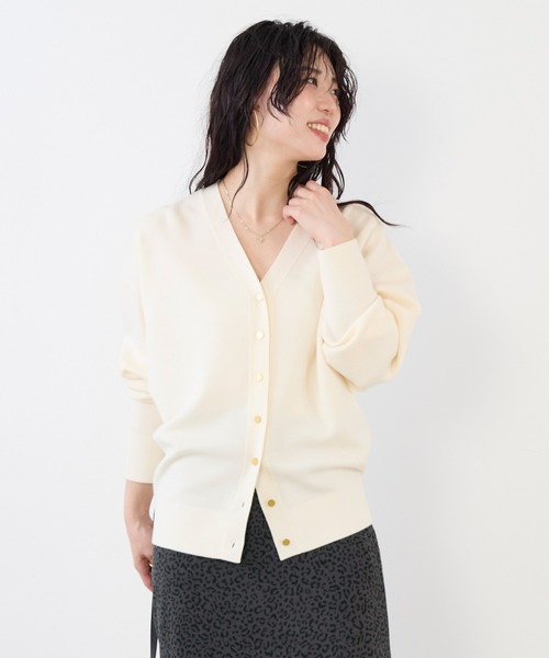 MICA&DEAL(マイカ&ディール)の「Vネックスムースカーディガン〈アンサンブル対応〉(カーディガン/ボレロ・レディース・キャメル/レッド/ブラック/オフホワイト・FREE)」の2枚目の写真