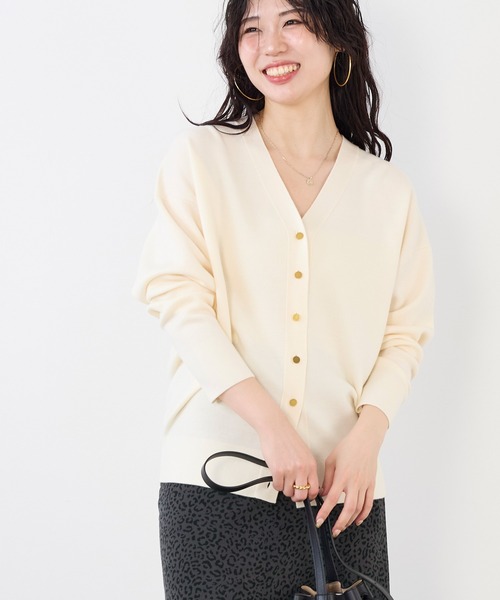 MICA&DEAL(マイカ&ディール)の「Vネックスムースカーディガン〈アンサンブル対応〉(カーディガン/ボレロ・レディース・キャメル/レッド/ブラック/オフホワイト・FREE)」の5枚目の写真
