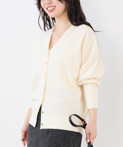 MICA&DEAL(マイカ&ディール)の「Vネックスムースカーディガン〈アンサンブル対応〉(カーディガン/ボレロ・レディース・キャメル/レッド/ブラック/オフホワイト・FREE)」の6枚目の写真