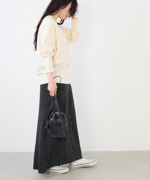 MICA&DEAL(マイカ&ディール)の「Vネックスムースカーディガン〈アンサンブル対応〉(カーディガン/ボレロ・レディース・キャメル/レッド/ブラック/オフホワイト・FREE)」の8枚目の写真