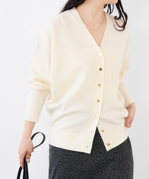 MICA&DEAL(マイカ&ディール)の「Vネックスムースカーディガン〈アンサンブル対応〉(カーディガン/ボレロ・レディース・キャメル/レッド/ブラック/オフホワイト・FREE)」の9枚目の写真