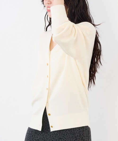 MICA&DEAL(マイカ&ディール)の「Vネックスムースカーディガン〈アンサンブル対応〉(カーディガン/ボレロ・レディース・キャメル/レッド/ブラック/オフホワイト・FREE)」の10枚目の写真