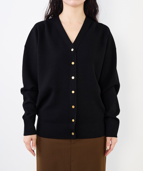 MICA&DEAL(マイカ&ディール)の「Vネックスムースカーディガン〈アンサンブル対応〉(カーディガン/ボレロ・レディース・キャメル/レッド/ブラック/オフホワイト・FREE)」の18枚目の写真