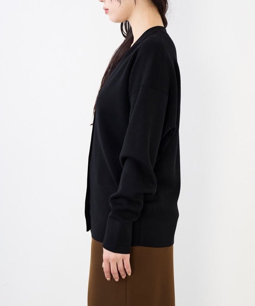 MICA&DEAL(マイカ&ディール)の「Vネックスムースカーディガン〈アンサンブル対応〉(カーディガン/ボレロ・レディース・キャメル/レッド/ブラック/オフホワイト・FREE)」の19枚目の写真