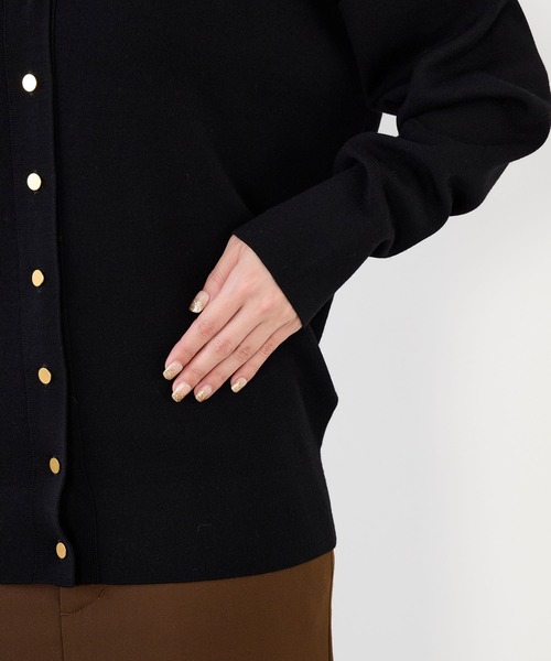 MICA&DEAL(マイカ&ディール)の「Vネックスムースカーディガン〈アンサンブル対応〉(カーディガン/ボレロ・レディース・キャメル/レッド/ブラック/オフホワイト・FREE)」の22枚目の写真