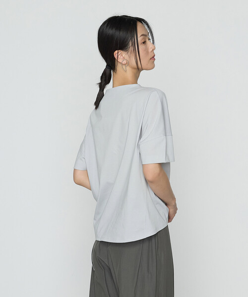 Gabardine K.T(ギャバジンケーティー)の「プレーティング天竺 ワンタックプルオーバー(Tシャツ/カットソー・レディース・ブラック/ライトグレー/ホワイト/ブルー/カーキ・9号)」の11枚目の写真