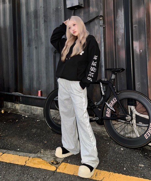 KsG（ケーエスジー）の「マルチレタリングスウェットパンツ（スウェットパンツ・レディース・グレー/ブラック・MEDIUM/X-LARGE/LARGE/SMALL）」の5枚目の写真