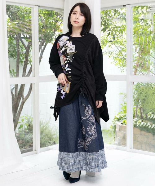 ScoLar（スカラー）の「ScoLar(スカラー) 額縁×花×蝶柄　ニットソー×裏毛切替プルオーバー（Tシャツ/カットソー・レディース・ブラック/グレー・MEDIUM）」の3枚目の写真