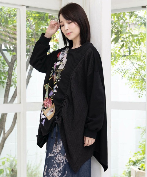 ScoLar（スカラー）の「ScoLar(スカラー) 額縁×花×蝶柄　ニットソー×裏毛切替プルオーバー（Tシャツ/カットソー・レディース・ブラック/グレー・MEDIUM）」の5枚目の写真