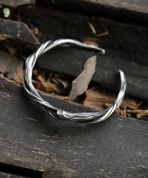 VIBGYOR（ヴィブジョー）の「シルバーツイストブレスレット/バングル/メンズ(T3)（バングル/リストバンド・メンズ・シルバー・FREE）」の2枚目の写真