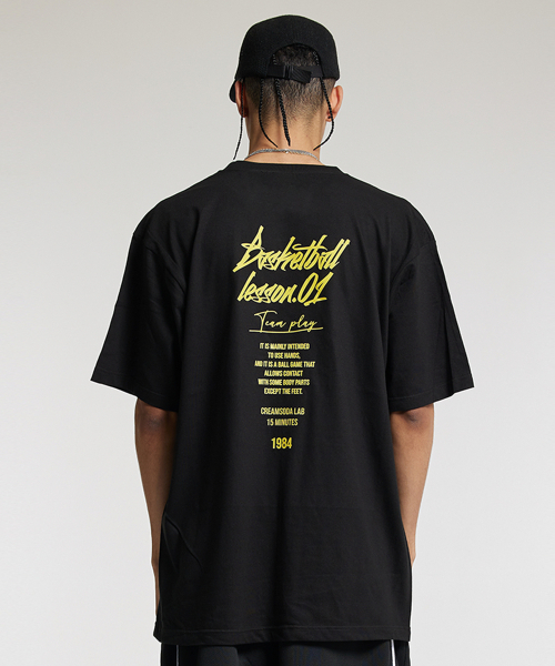 CREAM SODA LAB（クリームソーダラボ）の「15MIN クォーター チームプレイ グラフィック ロゴ 半袖Tシャツ ブラック イエロー（Tシャツ/カットソー・レディース・その他・LARGE/MEDIUM/X-LARGE/XX-LARGE）」の2枚目の写真