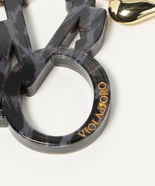 VIOLAd'ORO(ヴィオラドーロ)の「<VIOLAd’ORO>ポンポン ロゴ バッグチャーム(キーホルダー・レディース・モカ/ライトグレー・FREE)」の13枚目の写真