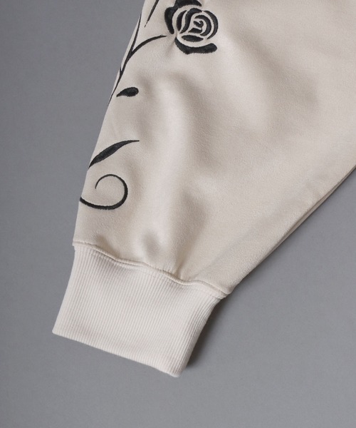 ANPAS(アンパス)の「Faux suede sweatshirt featuring sleeve embroidery / フェイクスエード 袖刺繍 スウェットトレーナー メンズ レディース ユニセックス(スウェット・メンズ・チャコール/アイボリー/ネイビー・L/M)」の15枚目の写真