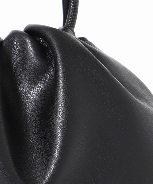 SLOBE IENA（スローブイエナ）の「《追加》SLOBE 3WAY スムース巾着バッグ（クラッチバッグ・レディース・レッド/ベージュ系その他/ブラック/ブラウン・FREE）」の8枚目の写真