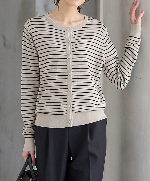 Honeys(ハニーズ)の「【UVカット・花粉リリース加工】花粉対策フラワー釦カーディガン(カーディガン/ボレロ・レディース・イエロー/ネイビー/ピンク/ブラック×ベージュ/アイボリー/ホワイト×ブラック/サックスブルー/ブラック・L/LL/M/S)」の4枚目の写真