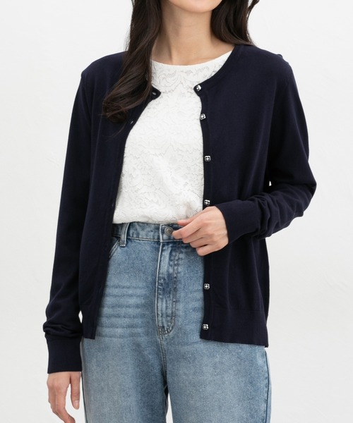 Honeys(ハニーズ)の「【UVカット・花粉リリース加工】花粉対策フラワー釦カーディガン(カーディガン/ボレロ・レディース・イエロー/ネイビー/ピンク/ブラック×ベージュ/アイボリー/ホワイト×ブラック/サックスブルー/ブラック・L/LL/M/S)」の5枚目の写真