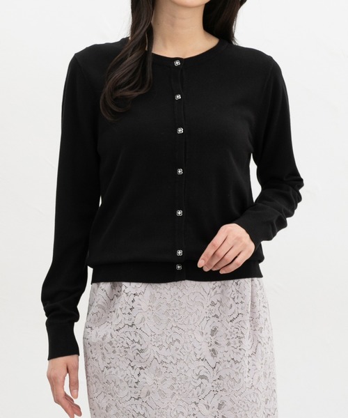 Honeys(ハニーズ)の「【UVカット・花粉リリース加工】花粉対策フラワー釦カーディガン(カーディガン/ボレロ・レディース・イエロー/ネイビー/ピンク/ブラック×ベージュ/アイボリー/ホワイト×ブラック/サックスブルー/ブラック・L/LL/M/S)」の3枚目の写真