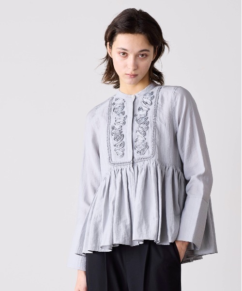 Marilyn Moon（マリリンムーン）の「code embroidery diamond tuck blouse（シャツ/ブラウス・レディース・オフホワイト/ネイビー/グレー/ブラック・FREE）」の5枚目の写真