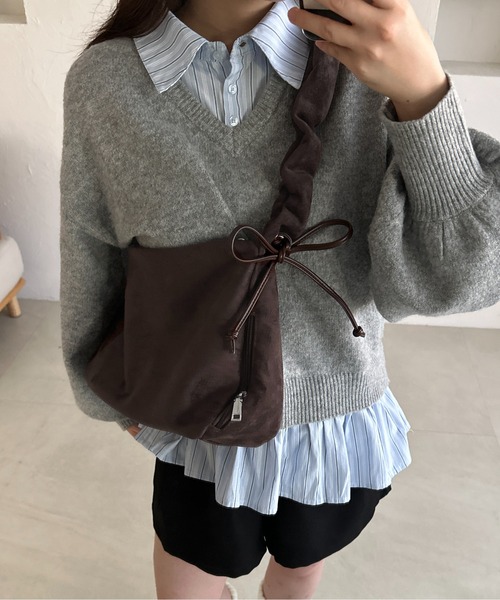 apres jour clair（アプレジュールクレア）の「【apres jour clair】クシュクシュショルダーバッグ（ハンドバッグ・レディース・ブラック/キャメル/ブラウン系その他・FREE）」の2枚目の写真