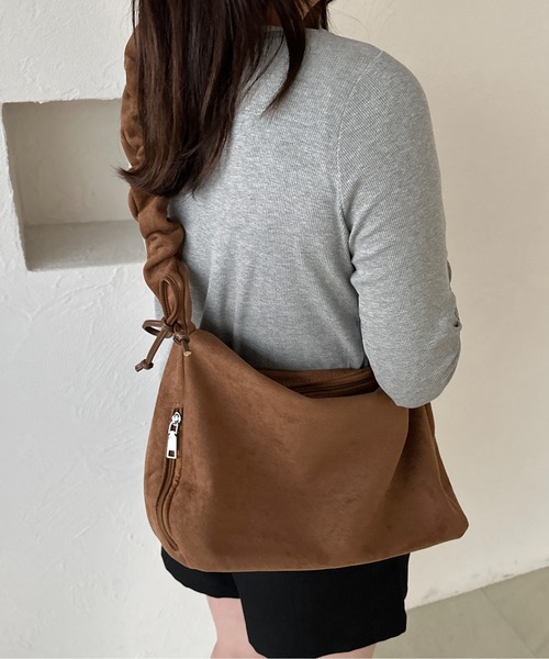 apres jour clair（アプレジュールクレア）の「【apres jour clair】クシュクシュショルダーバッグ（ハンドバッグ・レディース・ブラック/キャメル/ブラウン系その他・FREE）」の4枚目の写真