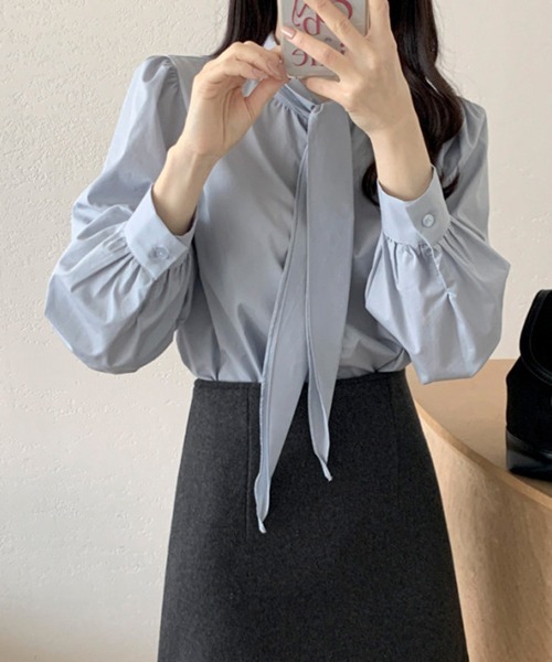 ReRe(リリ)の「リボンタイ×ギャザー袖ブラウス(シャツ/ブラウス・レディース・ベージュ/ホワイト/ブルー/ブラック・FREE)」の1枚目の写真