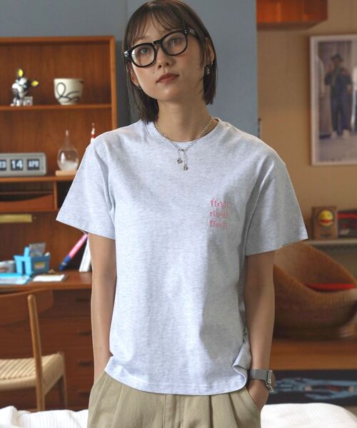 FFEIN(フェイン)の「【FFEIN(フェイン)】ワンポイント3段ロゴ刺繍ショート丈Tシャツ / クルーネック 半袖 ワンポイント シンプル 【短丈】(Tシャツ/カットソー・メンズ・ブラック/ダークグリーン/アッシュグレー/ホワイト/ネイビー/モカ・LARGE/MEDIUM/SMALL/X-LARGE)」の4枚目の写真