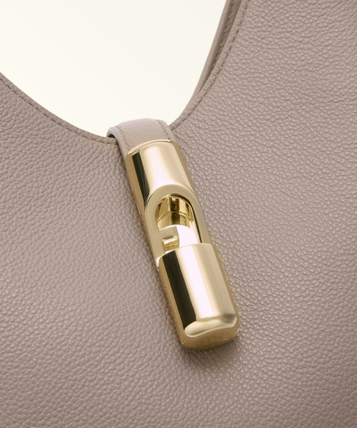 FURLA(フルラ)の「フルラ ゴッチャ (Furla Goccia) ショルダーバッグ S(ショルダーバッグ・レディース・グレイッシュベージュ/ブラック・ONE SIZE)」の4枚目の写真