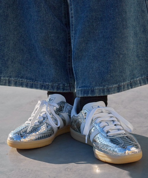 adidas(アディダス)の「adidas/アディダス SAMBA OG W サンバ スリーストライプス 2026年春夏(スニーカー・レディース・シルバー/ブラック・23/23.5/24/24.5/25)」の1枚目の写真