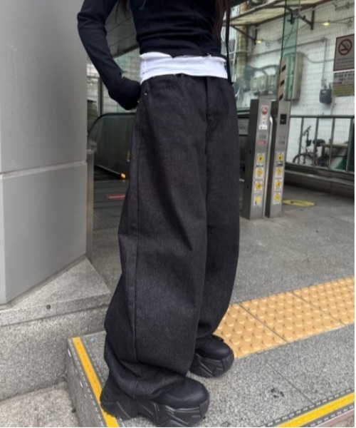 Vini(ヴィニ)の「クロスラインストーン バックポケット バギーデニム(デニムパンツ・レディース・ブラック・MEDIUM/SMALL)」の2枚目の写真