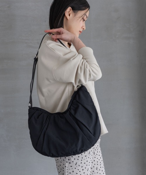 A part by（アパートバイ）の「アシメナイロンショルダー（ショルダーバッグ・レディース・ブラック/ライトベージュ・FREE）」の2枚目の写真