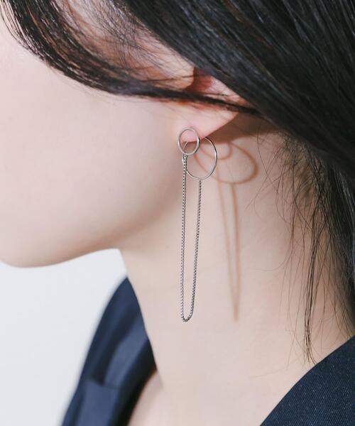 SMELLY(スメリー)の「ステンレスダブルリングチェーンピアス(ピアス(両耳用)・レディース・シルバー・-)」の3枚目の写真