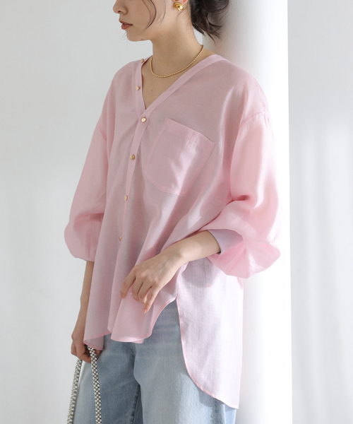 La TOTALITE（ラトータリテ）の「【洗える】Vネックシアーシャツ（シャツ/ブラウス・レディース・ホワイト/バーガンディー/ブルー・FREE）」の3枚目の写真