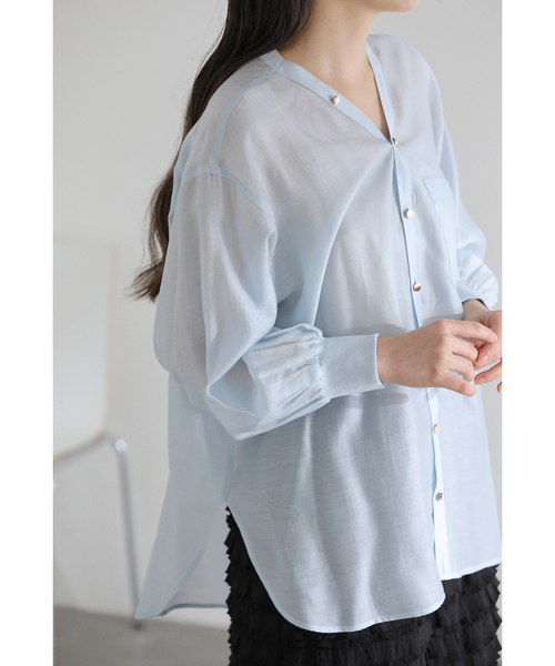 La TOTALITE（ラトータリテ）の「【洗える】Vネックシアーシャツ（シャツ/ブラウス・レディース・ホワイト/バーガンディー/ブルー・FREE）」の2枚目の写真