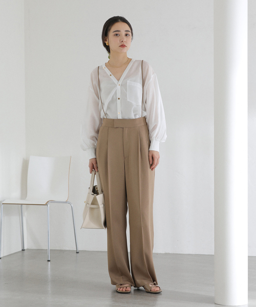 La TOTALITE（ラトータリテ）の「【洗える】Vネックシアーシャツ（シャツ/ブラウス・レディース・ホワイト/バーガンディー/ブルー・FREE）」の4枚目の写真