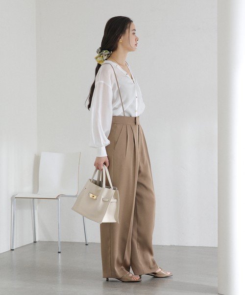 La TOTALITE（ラトータリテ）の「【洗える】Vネックシアーシャツ（シャツ/ブラウス・レディース・ホワイト/バーガンディー/ブルー・FREE）」の5枚目の写真