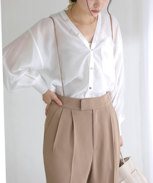 La TOTALITE（ラトータリテ）の「【洗える】Vネックシアーシャツ（シャツ/ブラウス・レディース・ホワイト/バーガンディー/ブルー・FREE）」の9枚目の写真