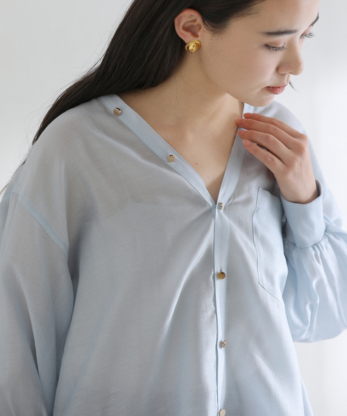 La TOTALITE（ラトータリテ）の「【洗える】Vネックシアーシャツ（シャツ/ブラウス・レディース・ホワイト/バーガンディー/ブルー・FREE）」の14枚目の写真