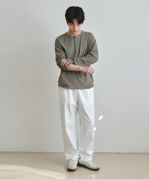 WEDNESDAY OASIS(ウェンズデーオアシス)の「ブリーズ ヘンリーネック ロングスリーブTシャツ_KHAKI(W26TP02)(Tシャツ/カットソー・メンズ・カーキ・MEDIUM/LARGE)」の2枚目の写真