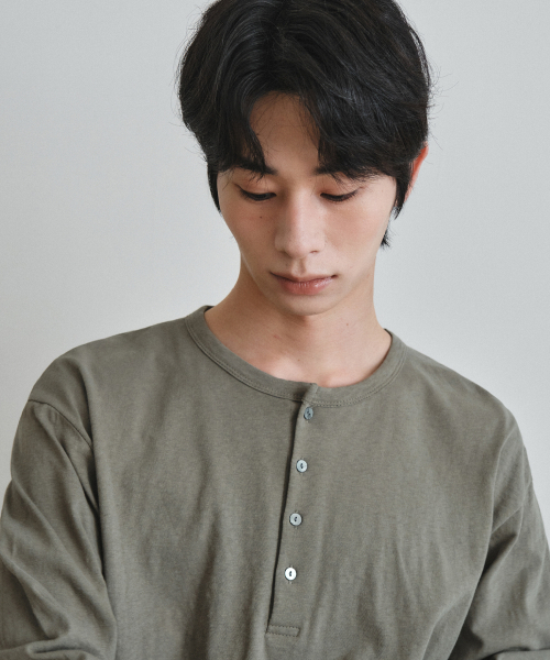 WEDNESDAY OASIS(ウェンズデーオアシス)の「ブリーズ ヘンリーネック ロングスリーブTシャツ_KHAKI(W26TP02)(Tシャツ/カットソー・メンズ・カーキ・MEDIUM/LARGE)」の4枚目の写真
