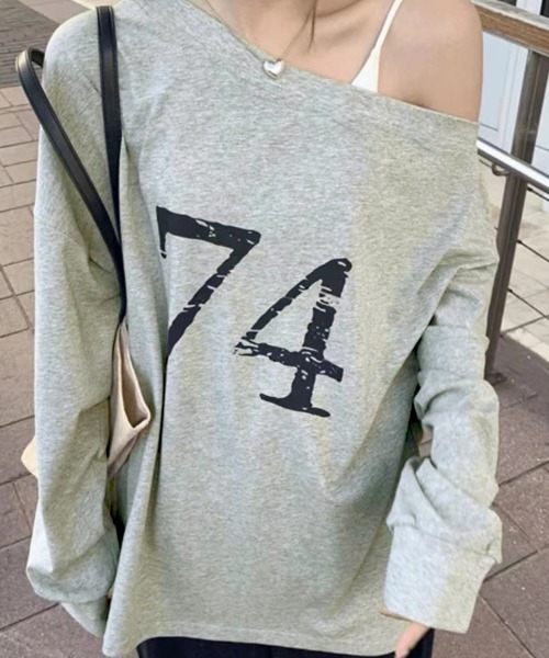 Songe(ソンジュ)の「ビックプリント2WAYオフショルダーロンT(Tシャツ/カットソー・レディース・グレー/レッド・FREE)」の6枚目の写真