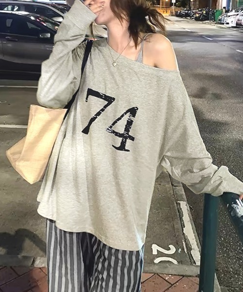 Songe(ソンジュ)の「ビックプリント2WAYオフショルダーロンT(Tシャツ/カットソー・レディース・グレー/レッド・FREE)」の5枚目の写真