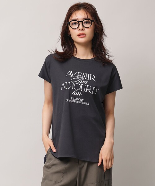 UNFILO(アンフィーロ)の「【新色追加】BEAUTY FORM-T cotton ロゴ フレンチスリーブ Tシャツ(Tシャツ/カットソー・レディース・アイボリー系1/ネイビー系1/ライトイエロー系1/ライトグレー系1/ホワイト系1/ベージュ系1/グレー系2/ホワイト系2・LARGE/MEDIUM/SMALL)」の4枚目の写真