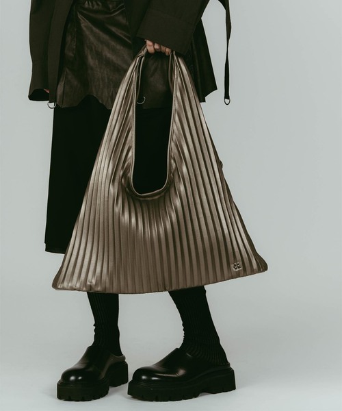 Knuth Marf(クヌースマーフ)の「Knuth Marf/クヌースマーフ leather pleats bag(ショルダーバッグ・レディース・シルバー/ブラック・FREE)」の2枚目の写真