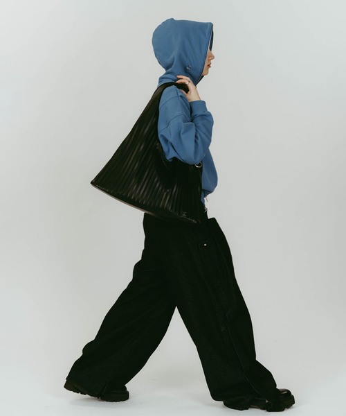 Knuth Marf(クヌースマーフ)の「Knuth Marf/クヌースマーフ leather pleats bag(ショルダーバッグ・レディース・シルバー/ブラック・FREE)」の21枚目の写真