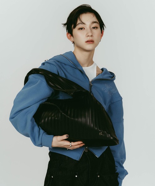 Knuth Marf(クヌースマーフ)の「Knuth Marf/クヌースマーフ leather pleats bag(ショルダーバッグ・レディース・シルバー/ブラック・FREE)」の15枚目の写真
