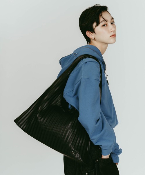 Knuth Marf(クヌースマーフ)の「Knuth Marf/クヌースマーフ leather pleats bag(ショルダーバッグ・レディース・シルバー/ブラック・FREE)」の16枚目の写真