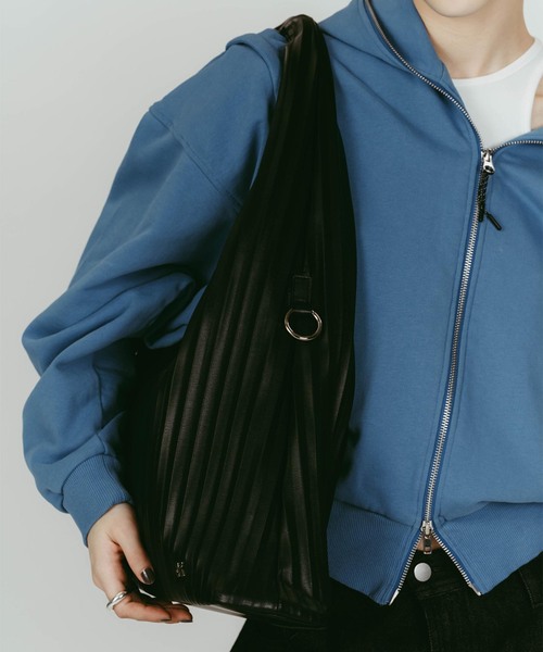 Knuth Marf(クヌースマーフ)の「Knuth Marf/クヌースマーフ leather pleats bag(ショルダーバッグ・レディース・シルバー/ブラック・FREE)」の17枚目の写真