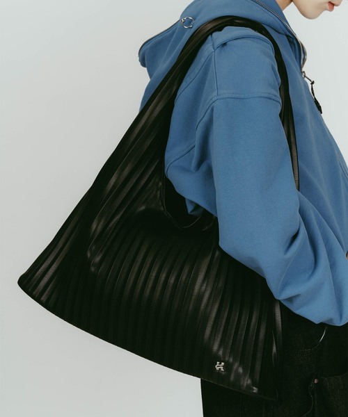 Knuth Marf(クヌースマーフ)の「Knuth Marf/クヌースマーフ leather pleats bag(ショルダーバッグ・レディース・シルバー/ブラック・FREE)」の18枚目の写真