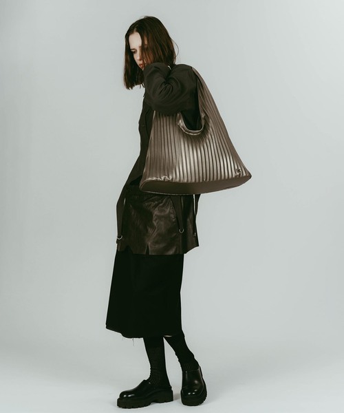 Knuth Marf(クヌースマーフ)の「Knuth Marf/クヌースマーフ leather pleats bag(ショルダーバッグ・レディース・シルバー/ブラック・FREE)」の11枚目の写真
